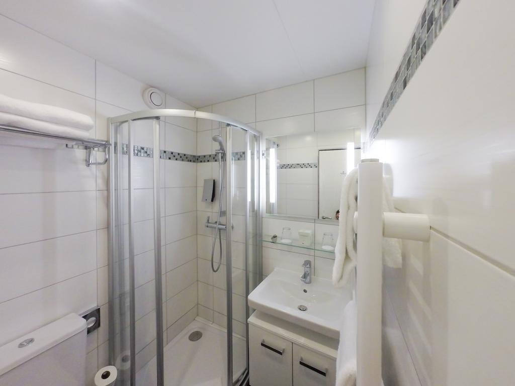 Habitación con cama grande y balcón