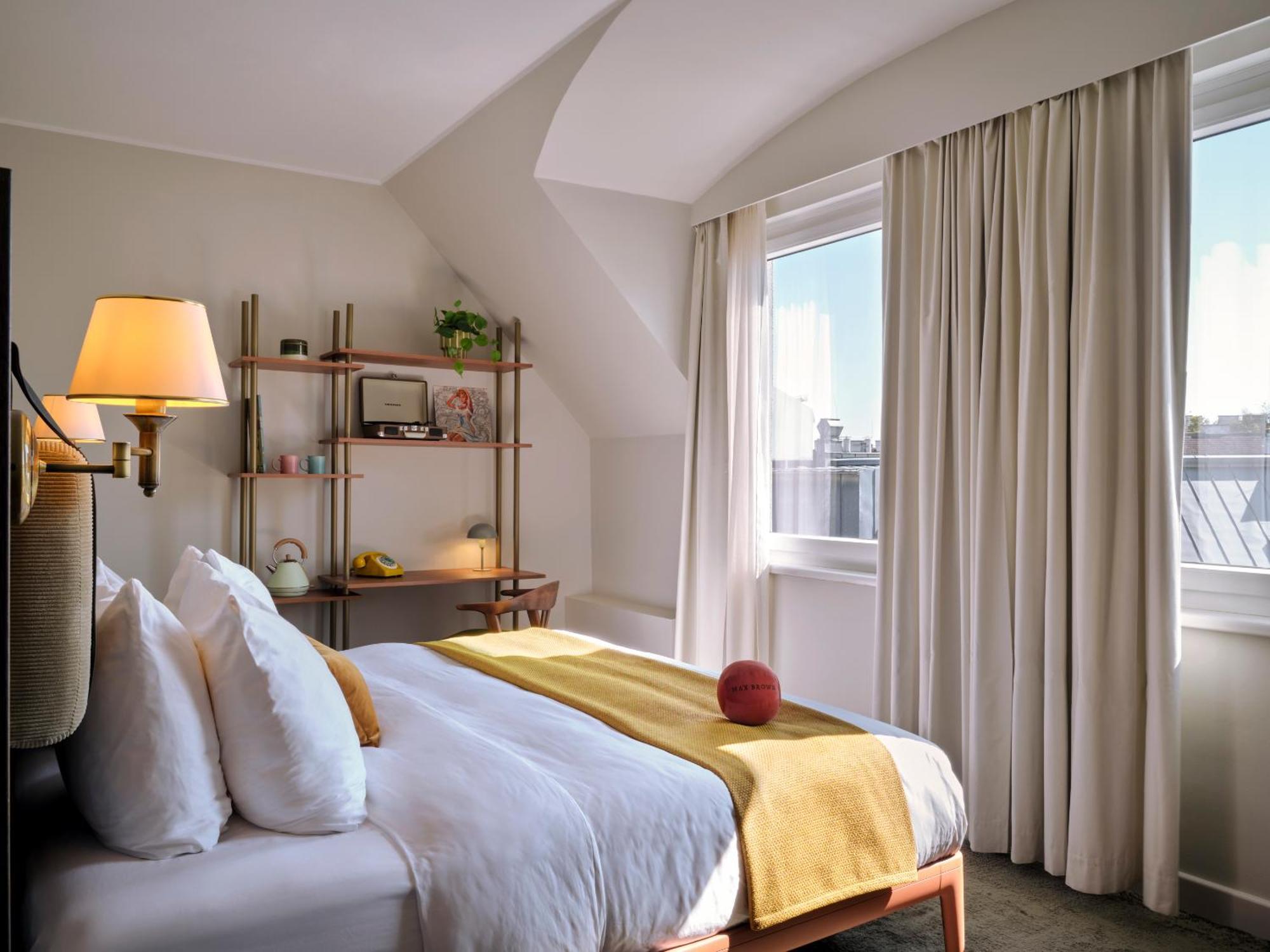 Large Room,1611082783:JPEG