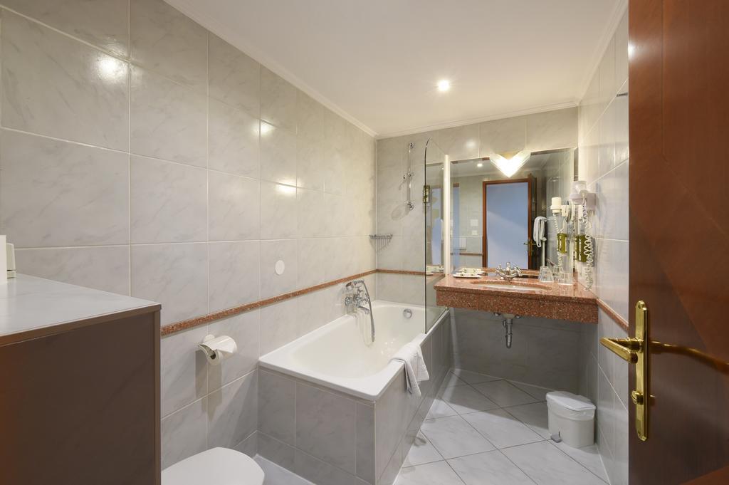 Suite con 2 Camere da Letto e 2 Bagni.