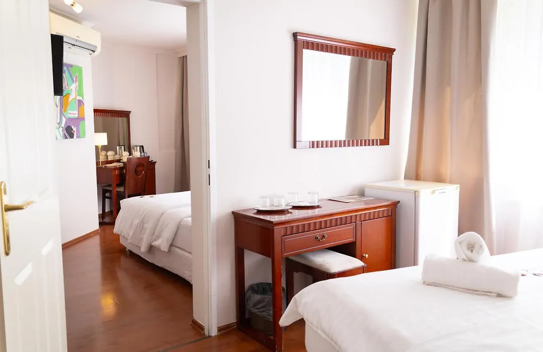 Hotel Attaché-1